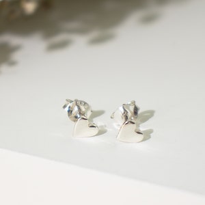 Herz Ohrstecker für Frauen/ Sterling Silber Ohrstecker/Herz Ohrring | 4 mm Ohrstecker/Push Back Ohrstecker/ hypoallergen | Geschenk für sie