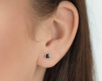 Pendientes minimalistas de ónix en plata de ley 925 / Pendientes de ónix negro / Pendientes de piedras preciosas / 4 mm / Pendientes negros / Regalo perfecto para ella