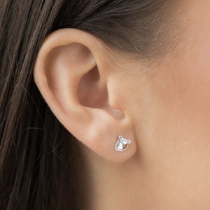スターリングシルバーの馬スタッドピアス | 7 mm 馬ピアス | 魅力的な動物ジュエリー | 馬好きの方へのギフトや乗馬アクセサリーに最適