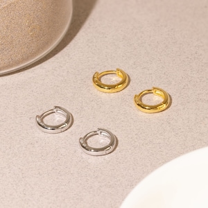 Orecchini a cerchio Editor Huggie in argento sterling, orecchini a cerchio delicati, gioielli minimalisti, mini cerchi, orecchini a elica, orecchini a cartilagine