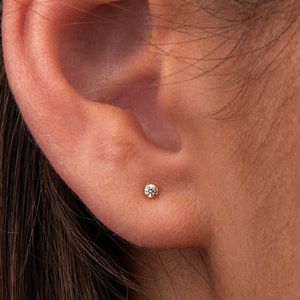 Petites puces d'oreilles en zircone cubique de 2 mm Argent sterling plaqué or 14 carats Délicat et élégant Cadeau parfait pour elle image 2