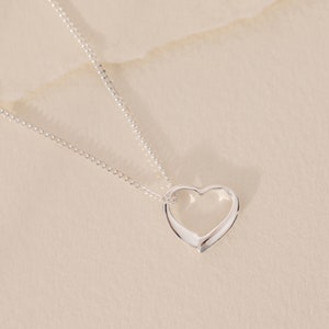 Colar de coração flutuante de prata esterlina, corrente de 16 polegadas, colar de amor romântico atemporal, presente perfeito para ela