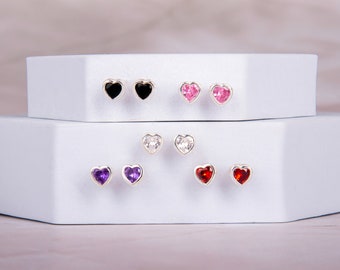 Boucles d'oreilles à tige en forme de cœur avec zircons cubiques en argent sterling 925 | Réglage de la lunette de 5 mm | Disponible en blanc, améthyste, rose, grenat et noir