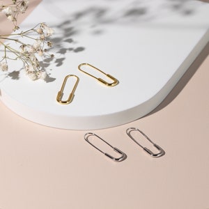 Pendientes de plata de ley con imperdible de moda / Acabado dorado o plateado / Elegantes pendientes tipo aro / 19 mm / Un regalo especial para ella