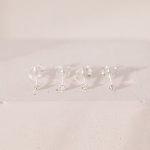 Conjunto de 2 pares de aretes de circonita cúbica para mujer / 2 mm / aretes delicados CZ / plata de ley 925 / hipoalergénico / juego de regalo imagen 2