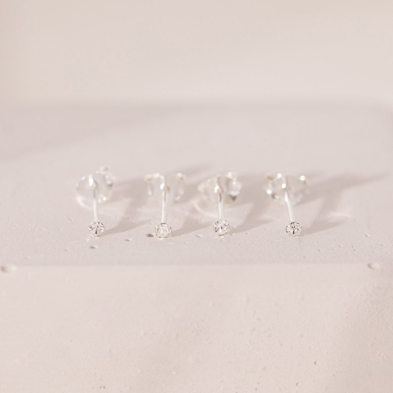 Set di 2 paia di orecchini a bottone con zirconi cubici per donne / 2 mm / delicati orecchini CZ / argento sterling 925 / ipoallergenici / set regalo immagine 2