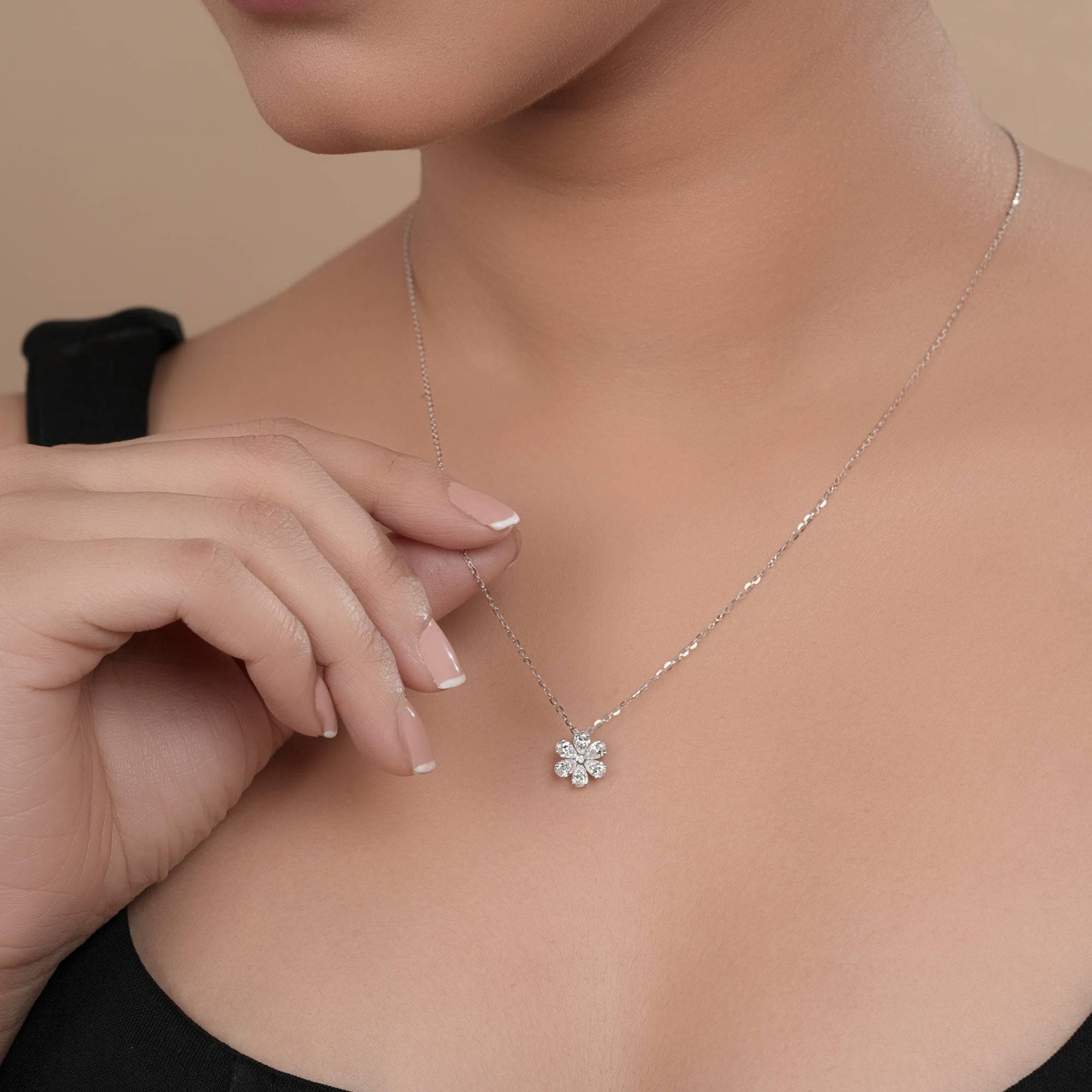 【HYERES LOR】24FW★ Essence Lab Diamond Flower NC S 10K 0.79 Ctw Floral Lab Grown Diamond Pendant Necklace in 18k