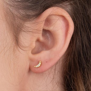 Zarte Halbmond Ohrstecker, Cubic Zirkonia Ohrstecker, Mondphase Schmuck, zierliche Ohrringe für jeden Tag, Minimale Mode Ohrringe