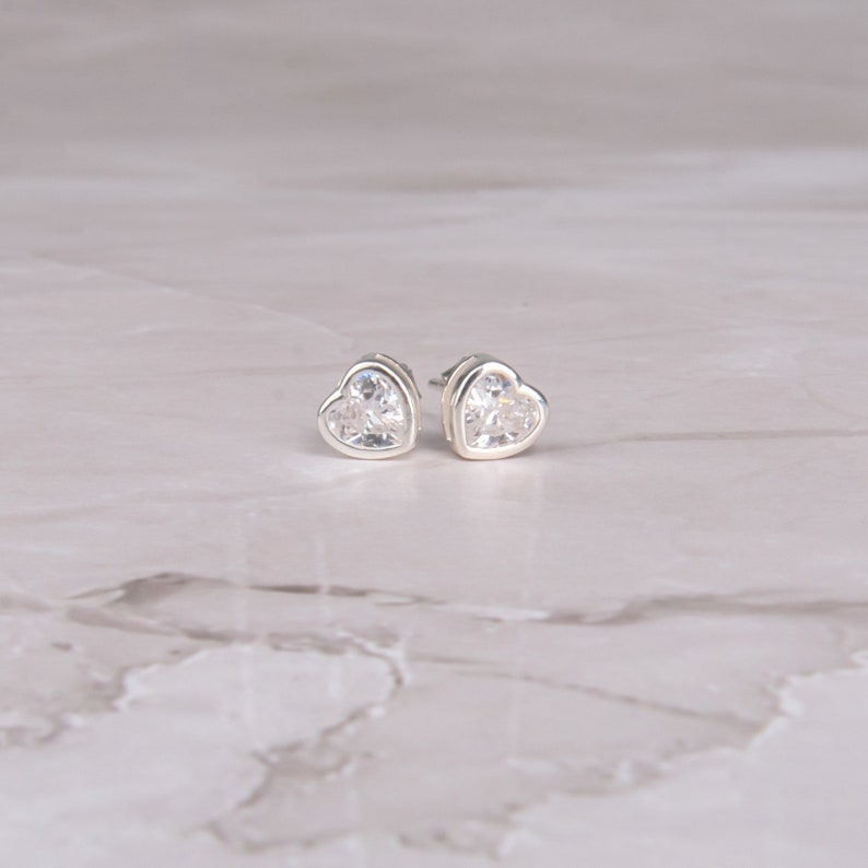 Orecchini a bottone con zirconi cubici a forma di cuore in argento sterling 925 / castone da 5 mm / Disponibile in bianco, ametista, rosa, granato e nero White
