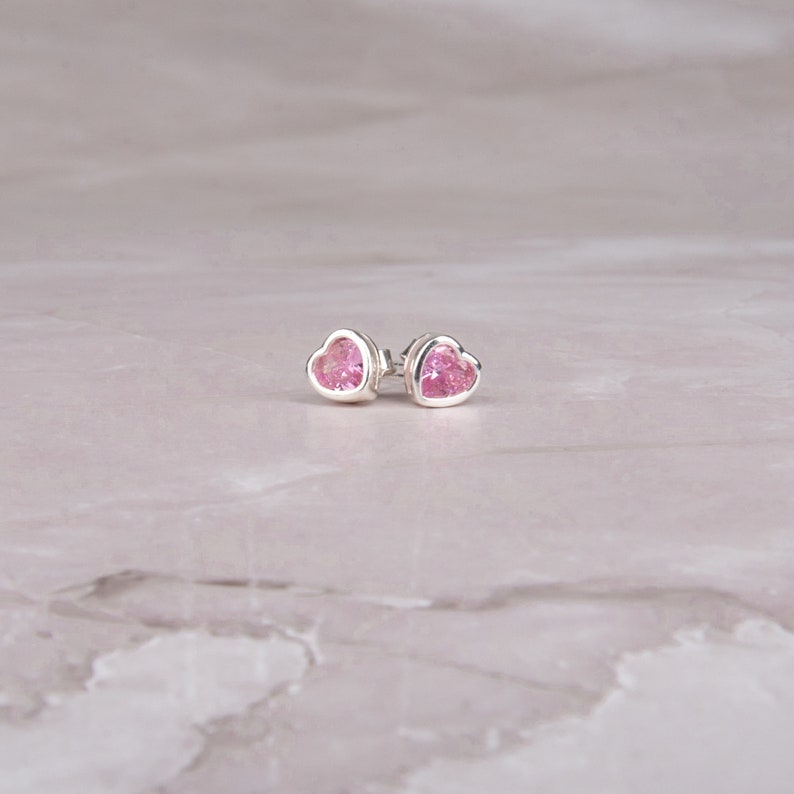 Orecchini a bottone con zirconi cubici a forma di cuore in argento sterling 925 / castone da 5 mm / Disponibile in bianco, ametista, rosa, granato e nero Pink
