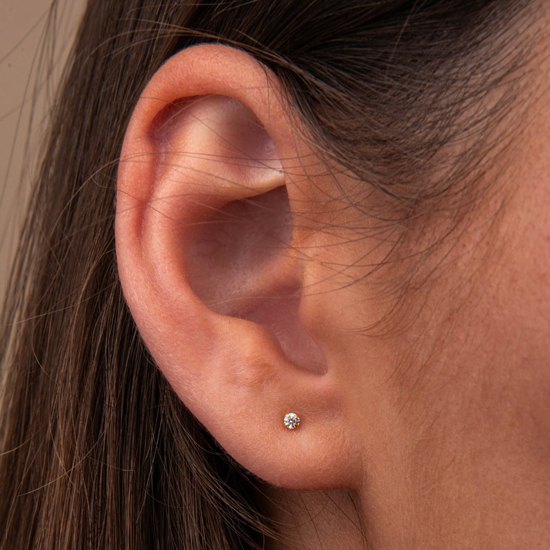Petites puces d'oreilles en zircone cubique de 2 mm Argent sterling plaqué or 14 carats Délicat et élégant Cadeau parfait pour elle image 2