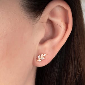 Orecchini a bottone con foglia CZ taglio marquise in argento sterling placcato oro 18k / 6 X 11 orecchini a foglia / Eleganti orecchini a bottone CZ / Regalo perfetto per lei