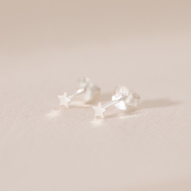 Minimalist Flat Star Stud Earrings, 3.5mm Sterling Silver Star Earrings, Hypoallergenic, Gift Boxed zdjęcie 1