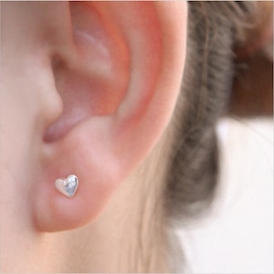 Kleine Herz Ohrstecker für Frauen oder Männer / 925 Sterling Silber Ohrringe / 5 mm Ohrstecker / Push Back Ohrringe / hypoallergene Ohrstecker