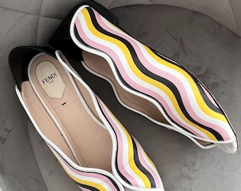 Ballerine Fendi in pelle con motivo a righe ondulate e punta aperta, taglia 39 da donna.