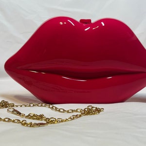 Lips purse (hot pink) w/ gold chain