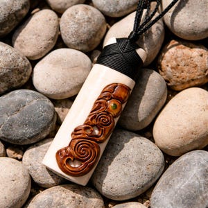 Colgante Toki de hueso tallado a mano con cara Tiki de inspiración maorí de Nueva Zelanda