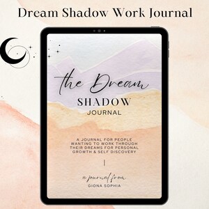 Puede incluir: Una tableta digital que muestra la portada de un diario con un fondo de acuarela en tonos rosa, naranja y morado. El texto de la portada dice "The Dream SHADOW JOURNAL" y "A JOURNAL FOR PEOPLE WANTING TO WORK THROUGH THEIR DREAMS FOR PERSONAL GROWTH & SELF DISCOVERY | a journal from GIONA SOPHIA".