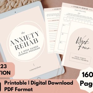 Puede incluir: Una descarga digital de un diario imprimible titulado "The Anxiety Rehab: A 4 Week Guided Journal Program" con un esquema de color rosa y blanco. El diario está diseñado para ayudar a las personas a controlar la ansiedad e incluye más de 160 páginas de indicaciones y ejercicios. La edición 2023 está disponible en formato PDF.