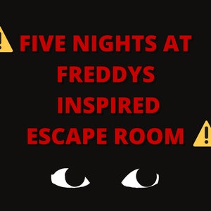 Peut inclure: Un fond noir avec un panneau d'avertissement jaune avec un point d'exclamation et le texte "FIVE NIGHTS AT FREDDYS INSPIRED ESCAPE ROOM" en rouge. Deux yeux blancs sont visibles en bas de l'image.