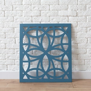 K&ouml;nnte beinhalten: Eine tealblaue dekorative Wandverkleidung mit einem geometrischen Muster aus &uuml;berlappenden Kreisen und Ovalen. Die Verkleidung ist aus Holz und hat ein ausgeschnittenes Design.