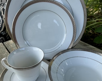 Noritake Queen’s Platinum Dinnerware Set Plates Bowls Cups Saucers 4286 White Porcelain Platinum Trim Set of 20 #B27 READ DETAILS
