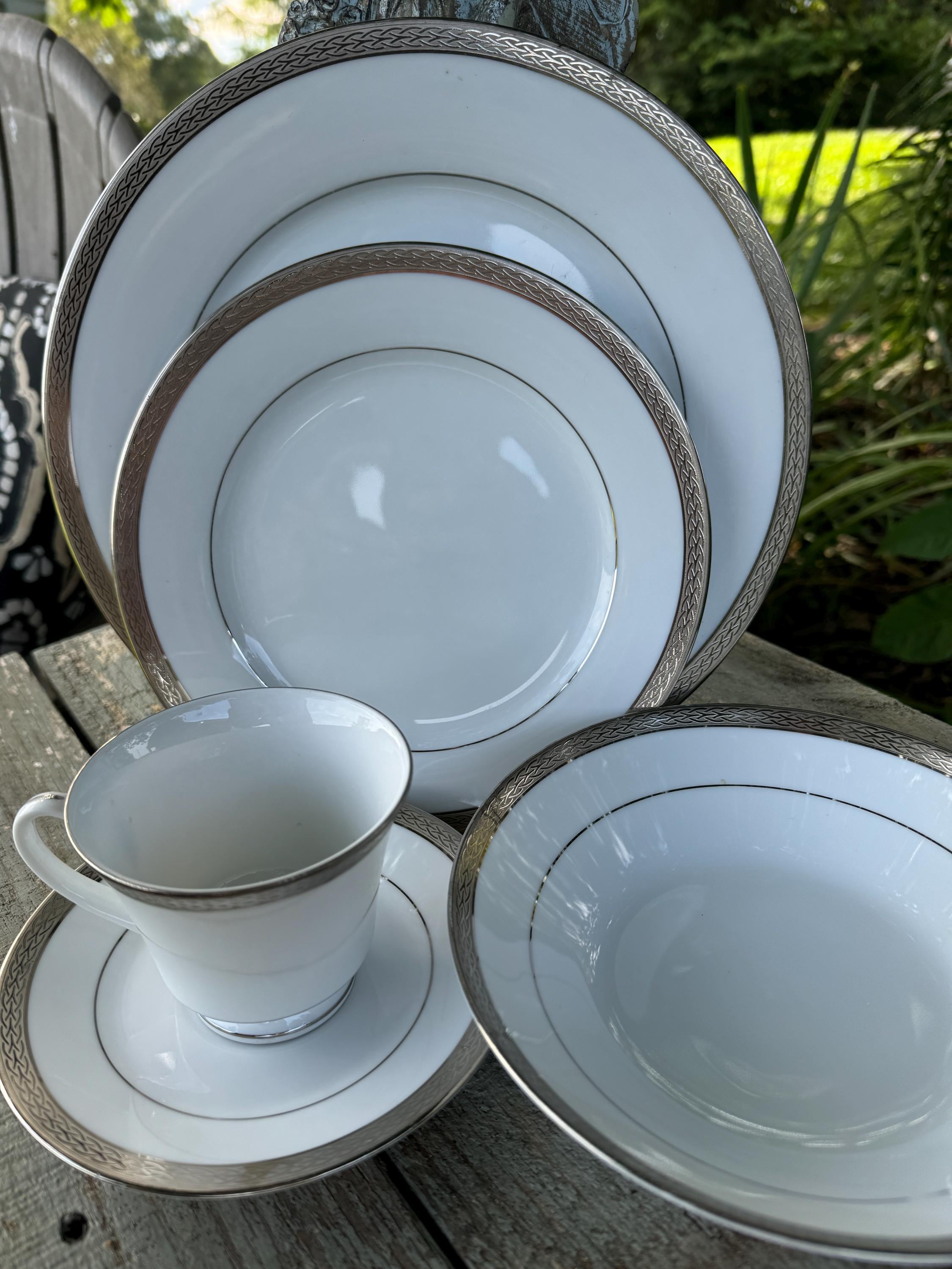 Glass Platinum Rim Dinner Set 18-Piece Platinum Rim Dinner Set