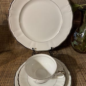 Harmony House Silver Sonata Dinnerware Dinner Plates Salad Plates Cups and Saucers Silver Trim Swirl Pattern Set of 12 READ DETAILS