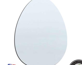 Op de afbeelding: Een witte, eivormige spiegel met een glad, reflecterend oppervlak. De spiegel is gemaakt van acryl en is perfect om elke kamer een moderne uitstraling te geven.