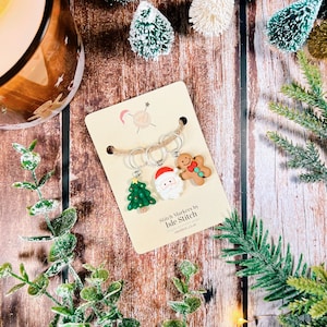 Drei lustige festliche Maschenmarkierer mit Ihrer Wahl von Zubehör für all Ihre Strick- und Häkelarbeiten! Optional KOSTENLOSE Aufbewahrungstasche