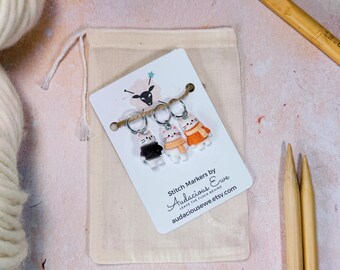 Juego de tres marcadores de puntos con forma de gatos en prendas de punto. Accesorios de calidad para todas tus necesidades de tejido a dos agujas y ganchillo. Incluye bolsa de almacenamiento y marcador de regalo.