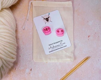 Protectores de puntadas para agujas de tejer. Se adaptan a agujas de hasta 5 mm. Color rosa o morado. Regalo ideal para tejedores.