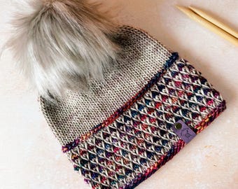 Gorro de lana merino tejido a mano en Inglaterra con lana teñida única. Estilo de gorro imprescindible esta temporada. Con ala en contraste. Bolsa antipolvo gratis. Lavado de lana.
