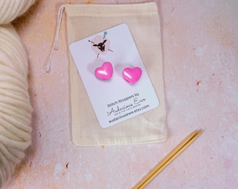 Protectores de puntadas con forma de corazón para agujas de tejer. Aptos para agujas de hasta 5 mm. Colores: rosa, morado o rojo. Regalo ideal para tejedores.