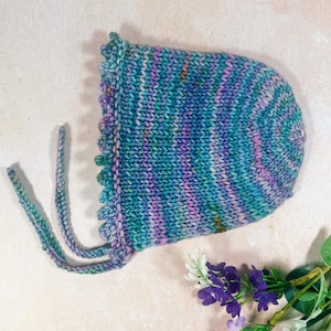 The Ella Bonnet Strickmuster für Neugeborene bis Erwachsene, digitaler Download Kitsch Prairie Style Pattern in Chunky und Aran Worsted Weight Yarn