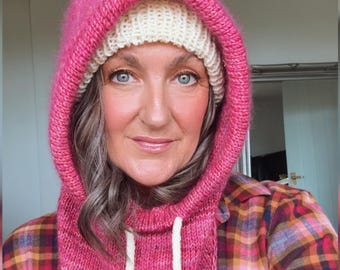 Pañuelo con capucha tejido a mano en merino y mohair rosa, accesorio perfecto para invierno y otoño con cordón color crema.