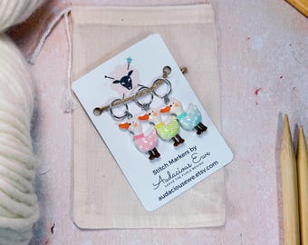 Juego de tres marcadores de puntos con diseño de patos en suéteres. Accesorios ideales para todas tus necesidades de tejido a dos agujas y ganchillo. Incluye bolsa de almacenamiento y marcador de regalo.