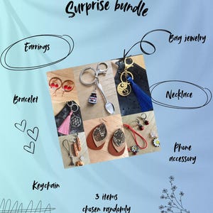 Peut inclure: Un ensemble d'articles surprise, comprenant des boucles d'oreilles, un bracelet, un porte-clés, un collier, des bijoux de sac et des accessoires de téléphone. L'image présente différents styles et couleurs, avec le texte "Surprise bundle" et "3 items chosen randomly".