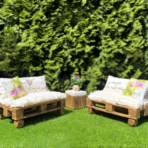 Banc de jardin miniature de maison de poupée avec oreillers et table à l'échelle 1/12, meubles en bois pour poupées à partir de palettes euro. Accessoire de jardin.