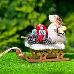 Dollhouse miniature big wooden golden Santa&#39;s sleigh with fur, gift, christmas tree and Santa&#39;s bag. Christmas decoration , 1/12 size dolls.