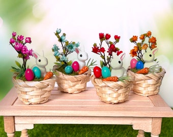 Panier de Pâques miniature de maison de poupée avec œufs, fleurs et lapin aux carottes. Ornement de Pâques pour poupées 1/12 et 1/6. Décoration pour Pâques.