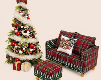 Dollhouse miniature 1:12 Christmas tartan small couch with ottoman & Merry Christmas pillow – festive holiday decor furniture set for dolls.