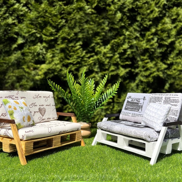 Mobilier de jardin miniature pour maison de poupée, banc en bois avec matelas et coussin pour poupées, mobilier en bois à l'échelle 1/12 de palettes euro.