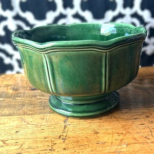 Groene keramische jardiniere: ronde kunstaardewerk plantenbak op poot