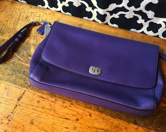 Bracelet/pochette en cuir violet Coach avec rabat/fermeture tournante