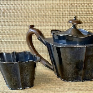 Peut inclure: Ensemble de trois mugs en céramique avec une finition mate et mouchetée. Les tasses sont de couleur crème, gris clair et gris foncé. Chaque mug a un design simple et minimaliste avec une anse arrondie.