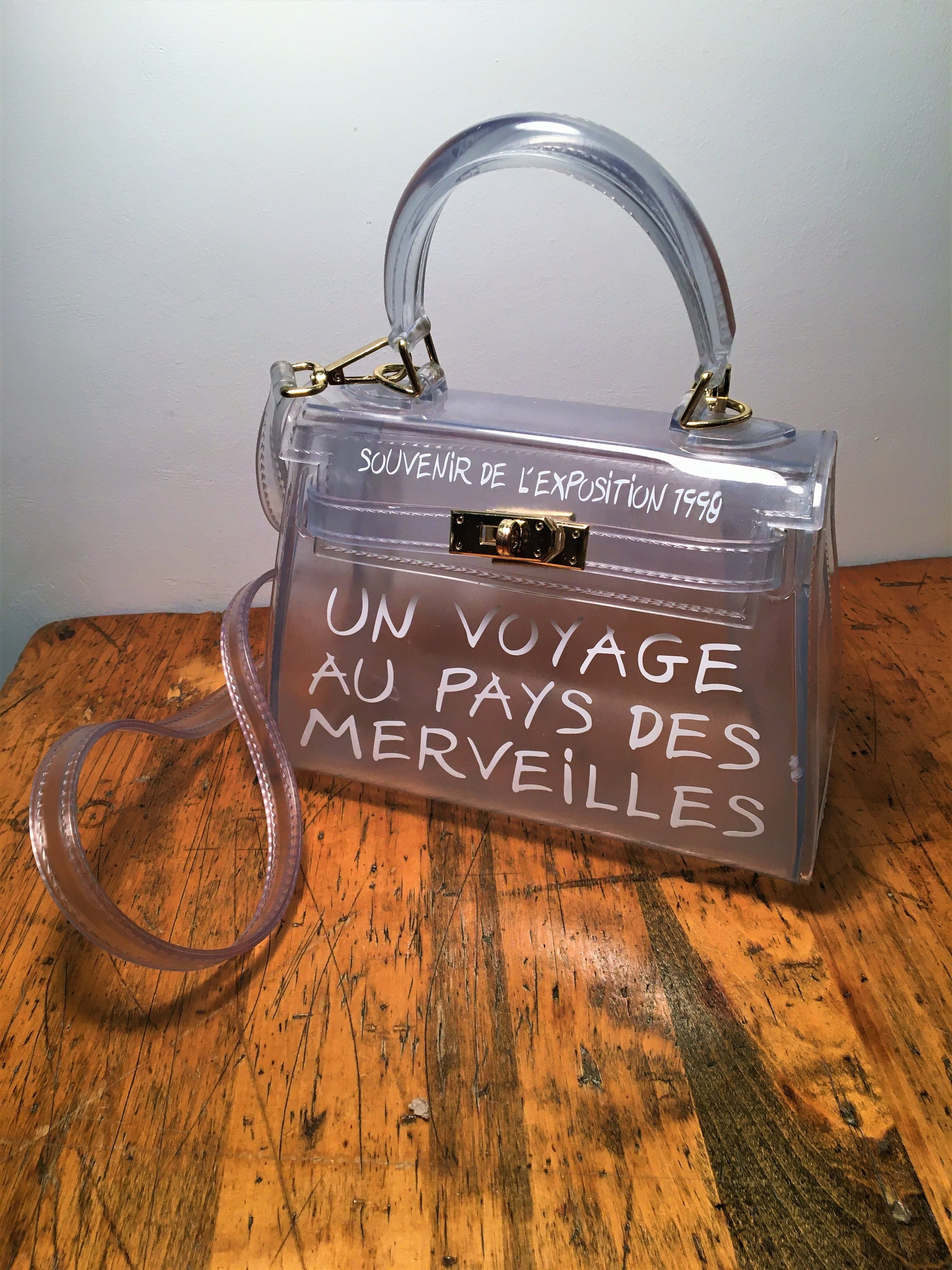 Un voyage au pays des merveilles bag meaning sale