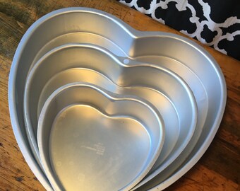 Set di tortiere Wilton a forma di cuore