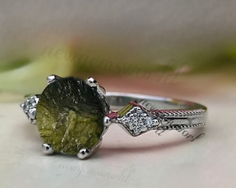 モルダバイト原石リング：繊細なスターリングシルバー製プロミスリング