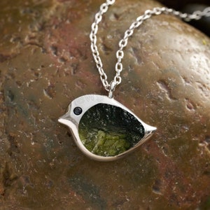 Colgante de moldavita cruda: collar de piedras preciosas verdes hecho a mano en plata de ley.